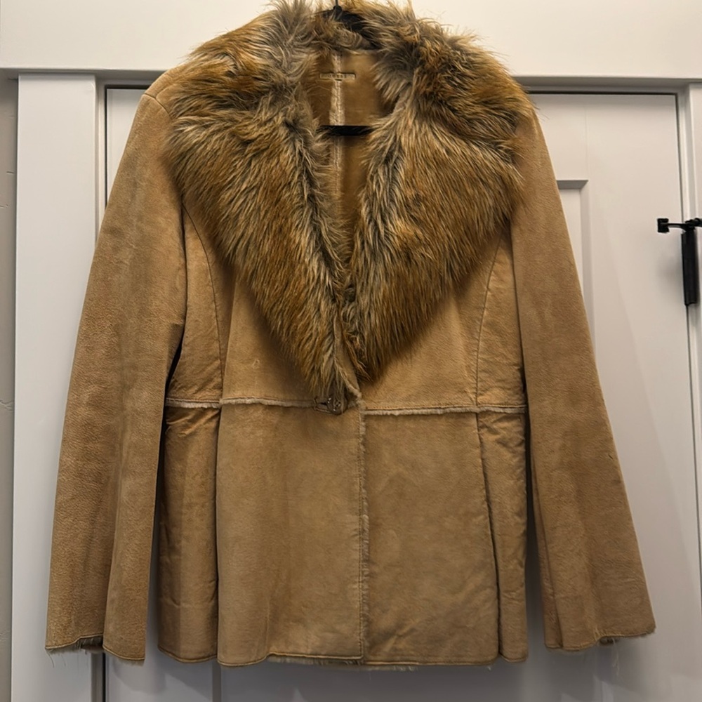 Retro suede Guess jacket with fur collar! Worn only a couple of times!
